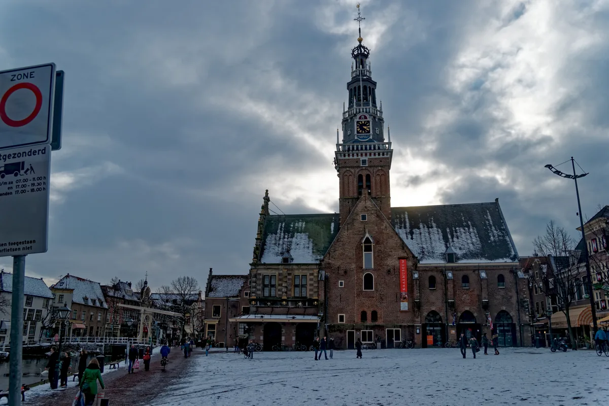 Zicht over het besneeuwde Waagplein op de historische Waag in Alkmaar.