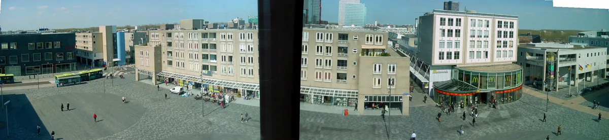 Breed panorama over het moderne Stadhuisplein in Almere Centrum.