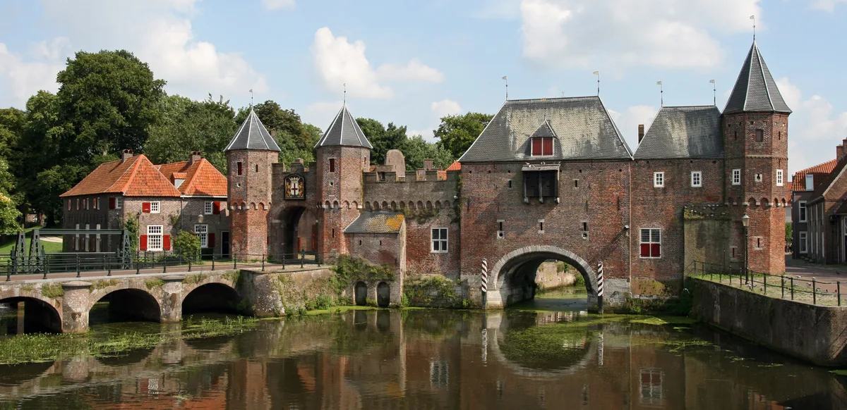 De middeleeuwse Koppelpoort van Amersfoort met water, brug en stadsmuur.