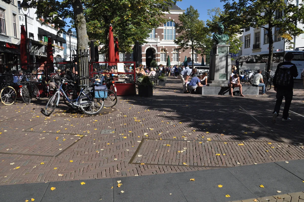 Terrassen, fietsen en het monument voor koning Willem I op het Raadhuisplein in Apeldoorn.