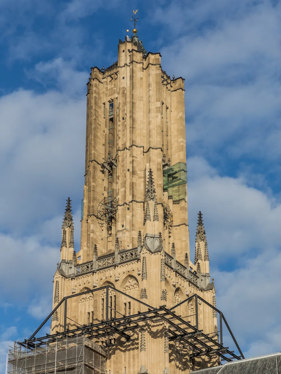 De hoge toren van de Sint-Eusebiuskerk tegen een blauwe lucht in Arnhem.