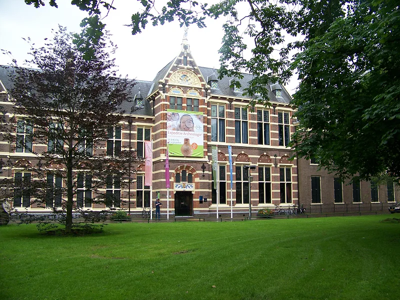 Historische gevel van het Drents Museum aan de Brink in Assen