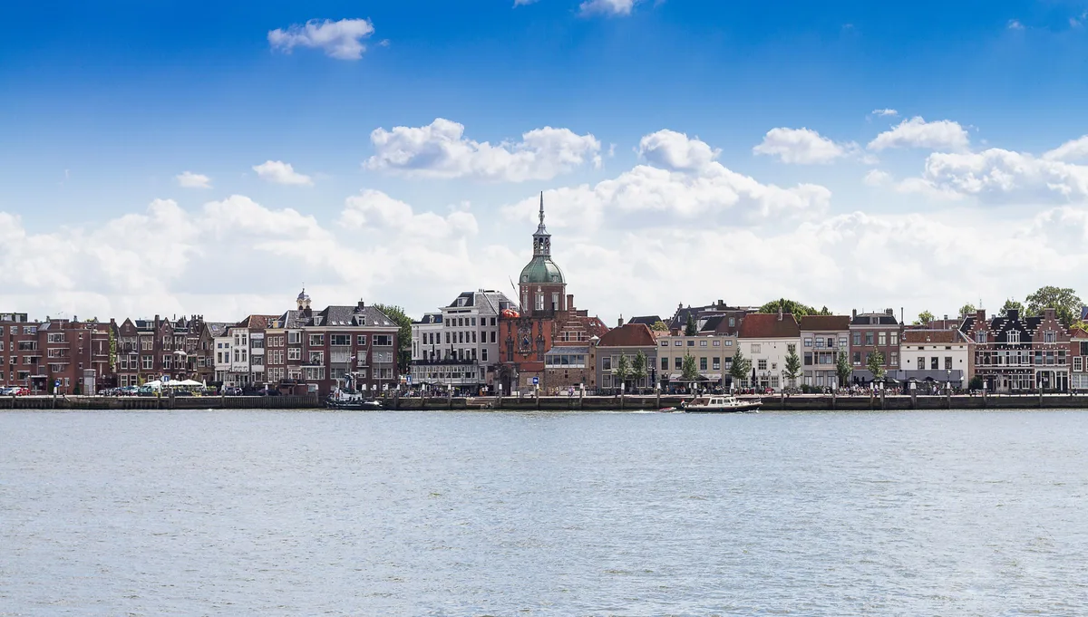 Waterfront en historische skyline van Dordrecht met de Groothoofdspoort.