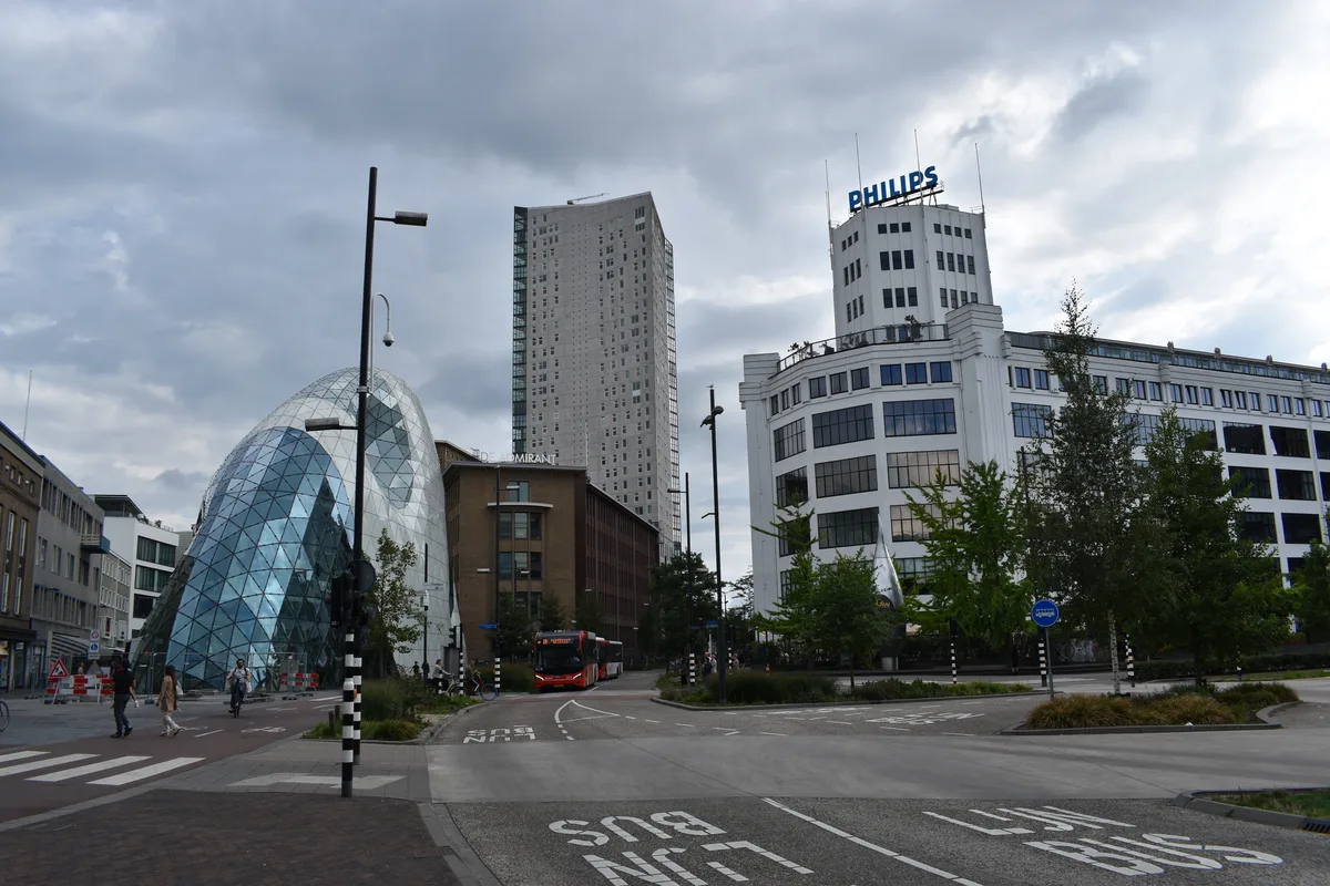 Emmasingel met de Lichttoren, glazen Blob en moderne bebouwing in het centrum van Eindhoven.