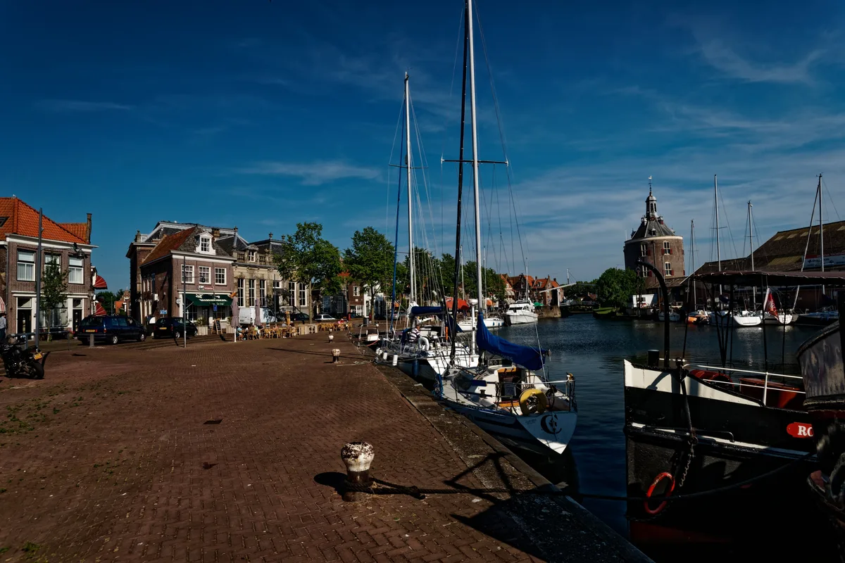 Oude Haven van Enkhuizen met boten en de Drommedaris op de achtergrond.