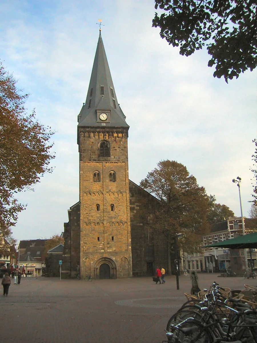 Toren en natuurstenen gevel van de Grote Kerk aan de Oude Markt in Enschede.