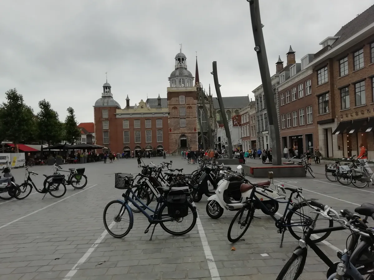 Grote Markt in Goes met het stadhuis, historische gevels en geparkeerde fietsen.