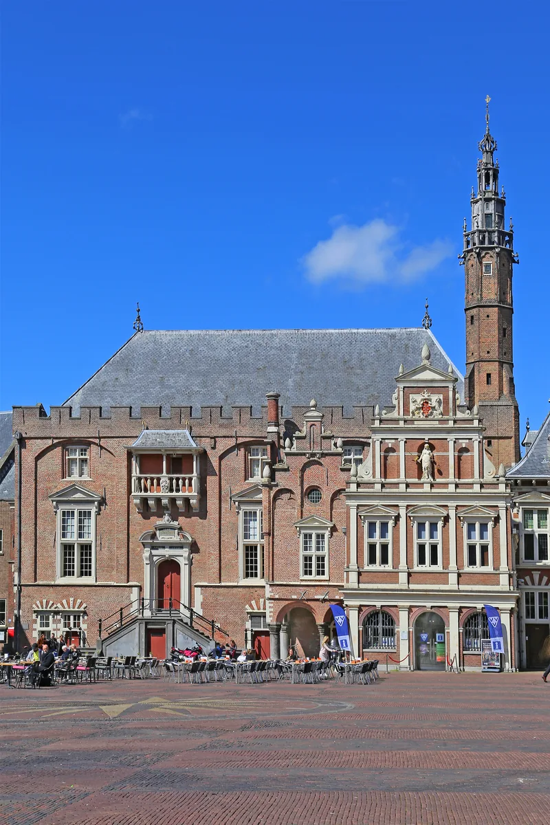 Gevel en toren van het stadhuis aan de Grote Markt in Haarlem.