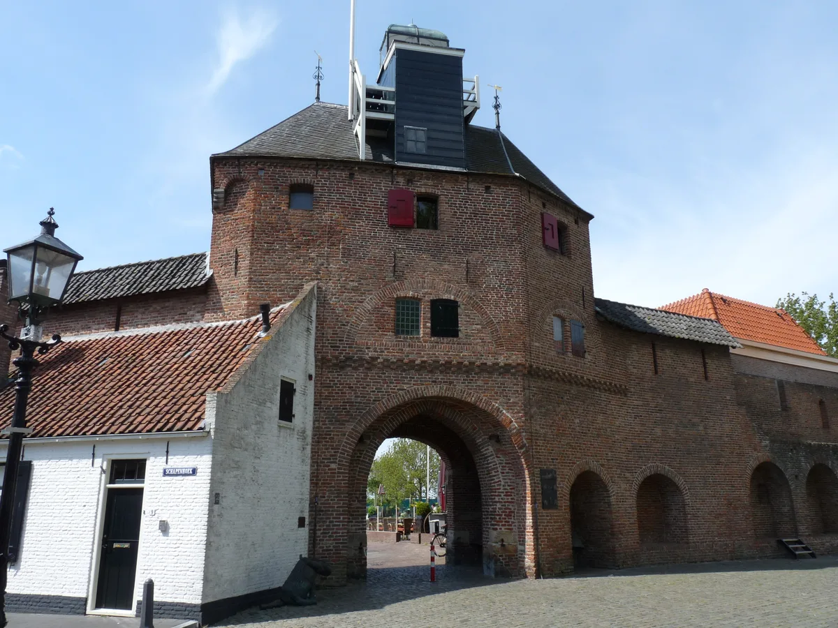 Stadszijde van de bakstenen Vischpoort in de historische binnenstad van Harderwijk