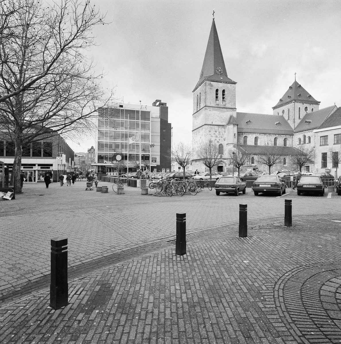 Historisch zwart-witbeeld van het Glaspaleis en de Pancratiuskerk in Heerlen.