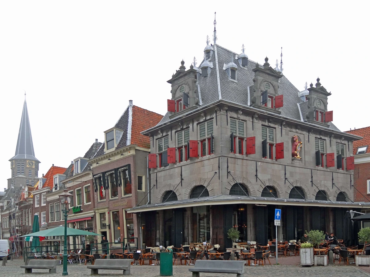 Historisch plein de Roode Steen met de Waag in Hoorn, Noord-Holland.