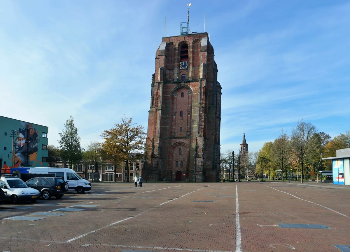 Het Oldehoofsterkerkhof met de scheve Oldehove-toren in Leeuwarden.