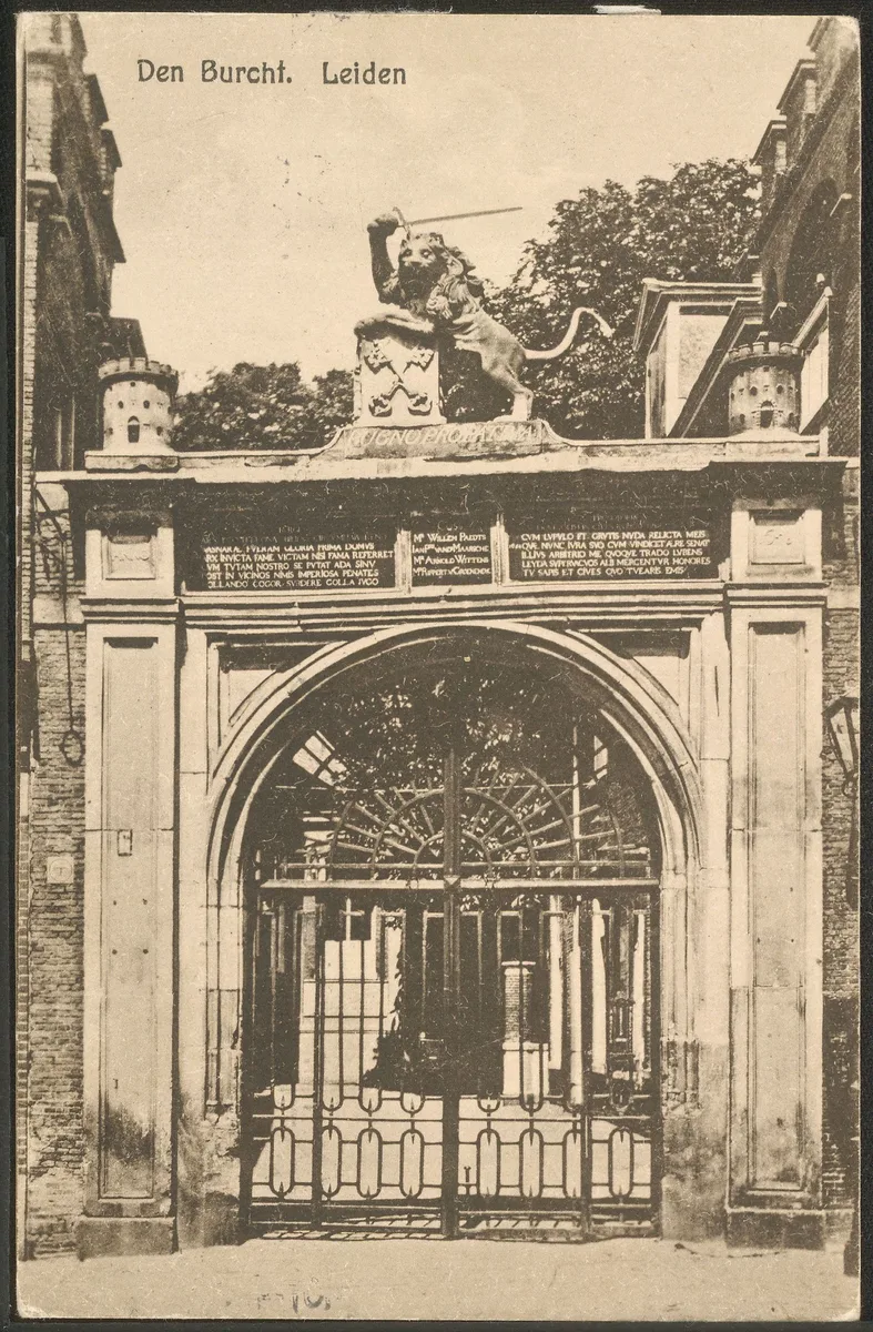 Historische prentbriefkaart uit 1923 van de toegangspoort tot de Burcht van Leiden.