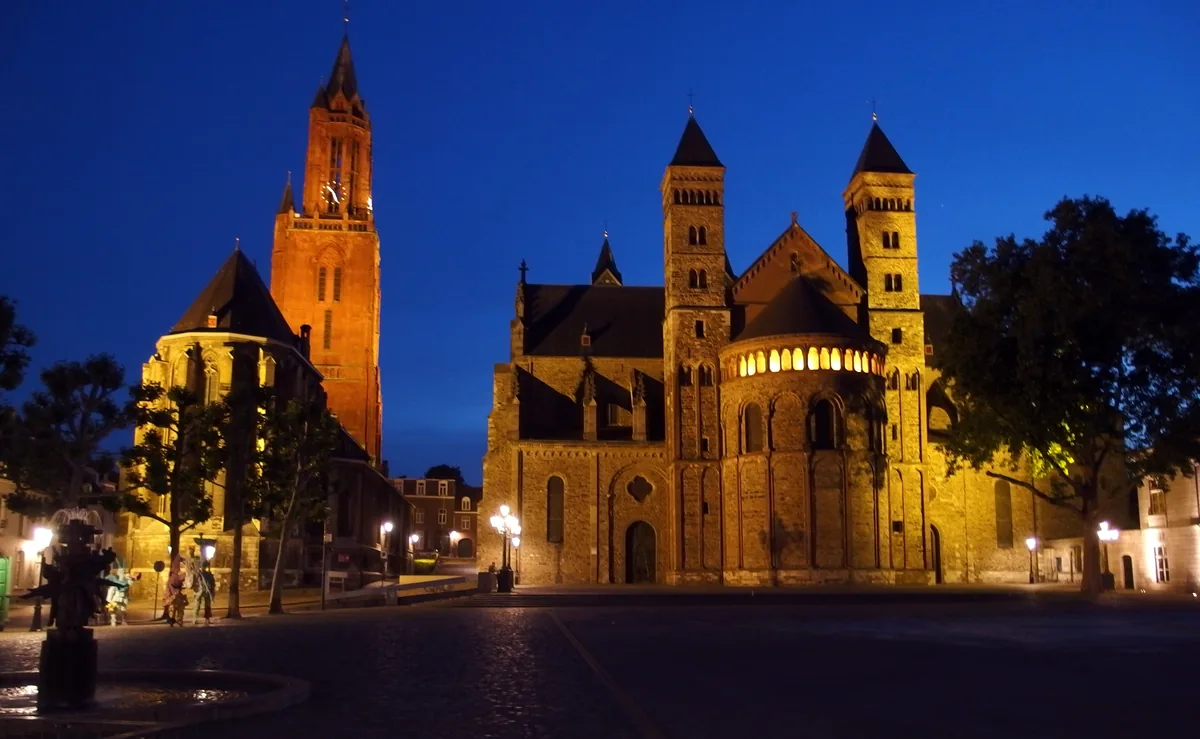 Sint-Janskerk en Sint-Servaasbasiliek aan het Vrijthof in de avondschemering.