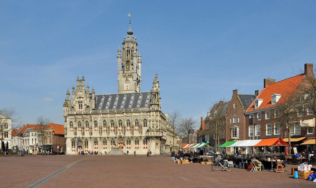 Breed zicht over de Markt op het monumentale stadhuis van Middelburg.