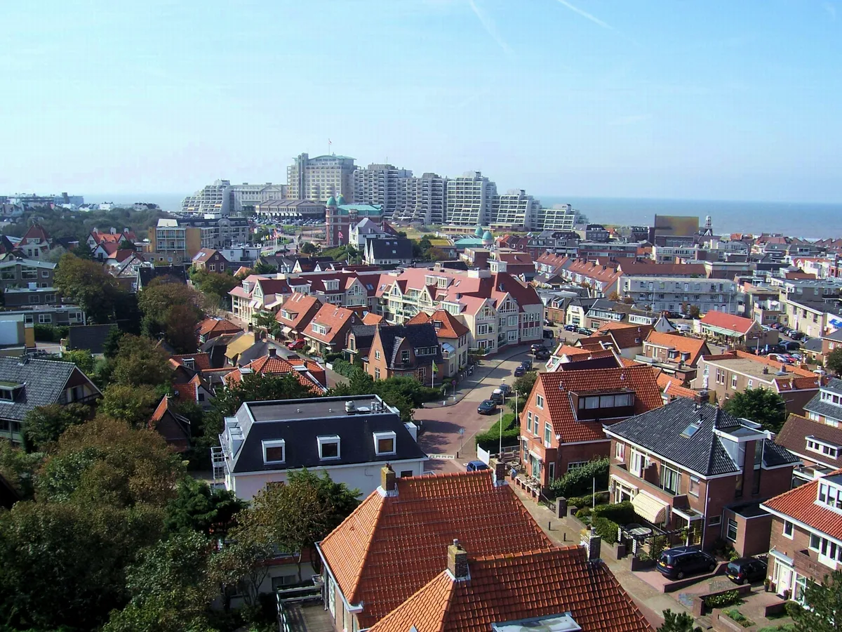 Panoramisch uitzicht over Noordwijk aan Zee met hotels, bebouwing en de zee.