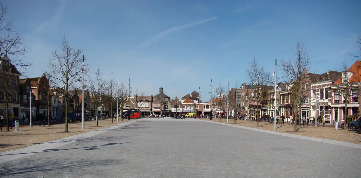 Breed overzicht van de Koemarkt en omliggende gevels in Purmerend