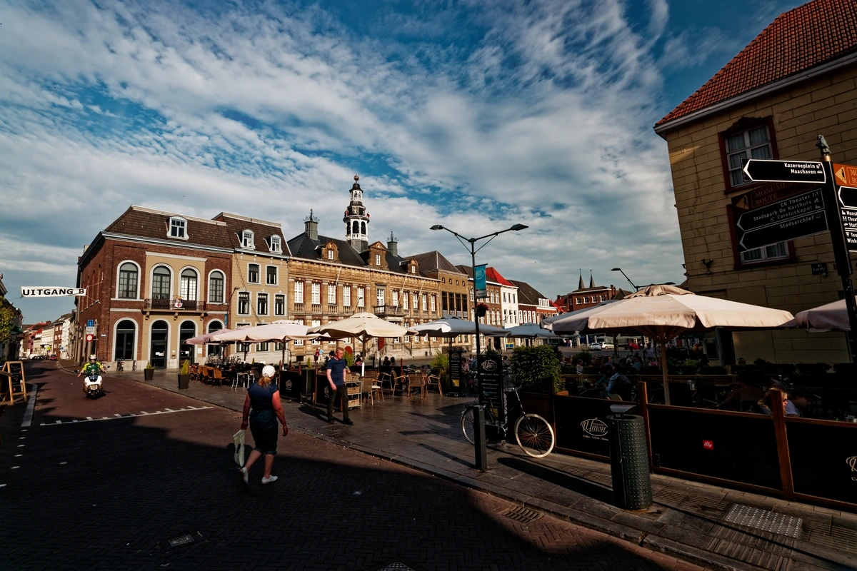 Breed zicht over de Markt op het historische stadhuis van Roermond.