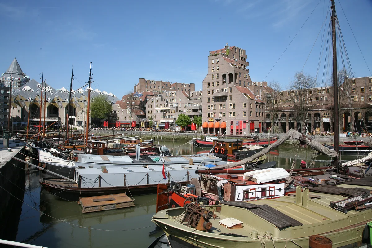 Historische schepen in de Oude Haven met bebouwing van het centrum van Rotterdam.