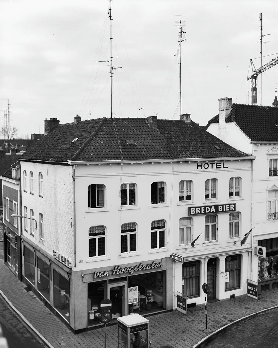 Historisch zwart-witbeeld van een hotel en winkelpanden aan de Markt in Sittard.
