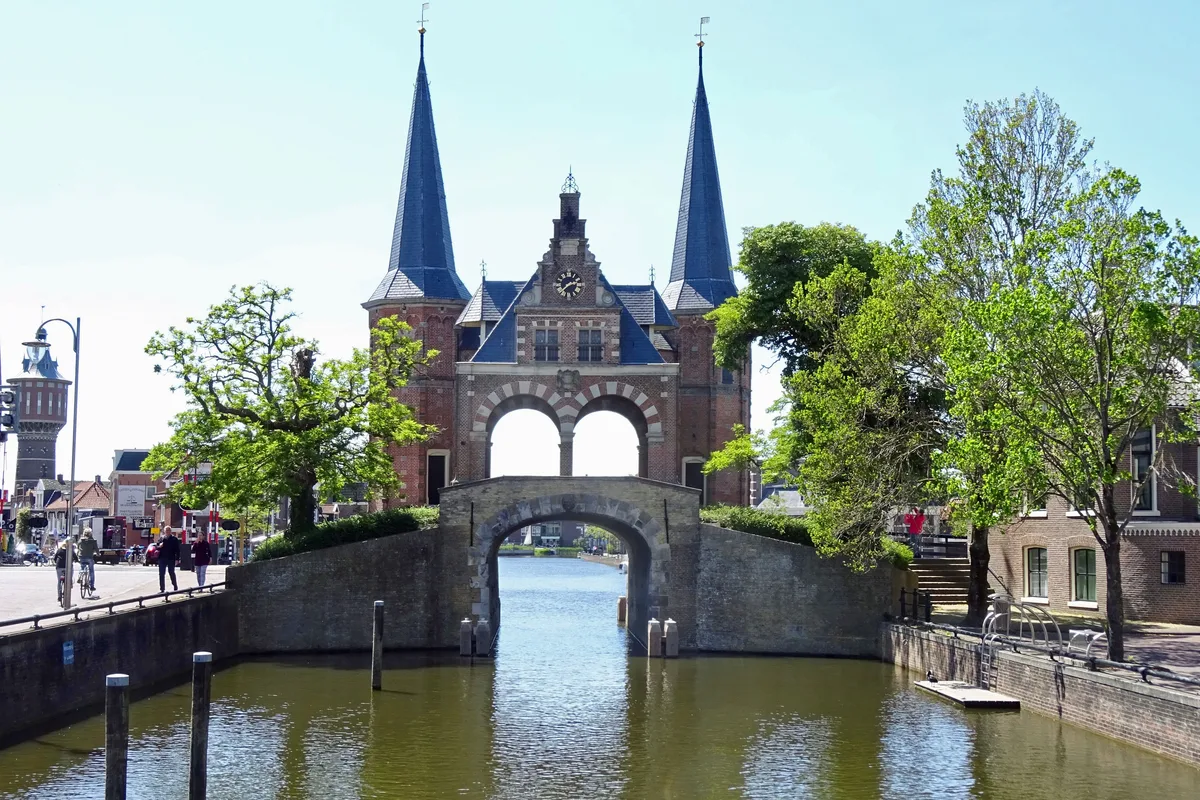 Historische Waterpoort boven de stadsgracht in Sneek