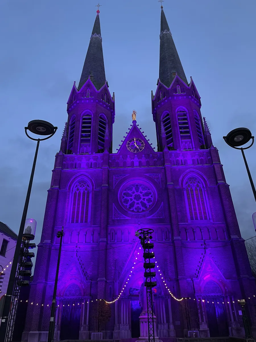 De twee torens en verlichte voorgevel van de Sint-Jozefkerk in Tilburg.