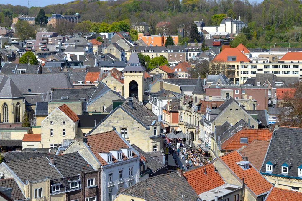 Panorama over de historische binnenstad en groene heuvels van Valkenburg.