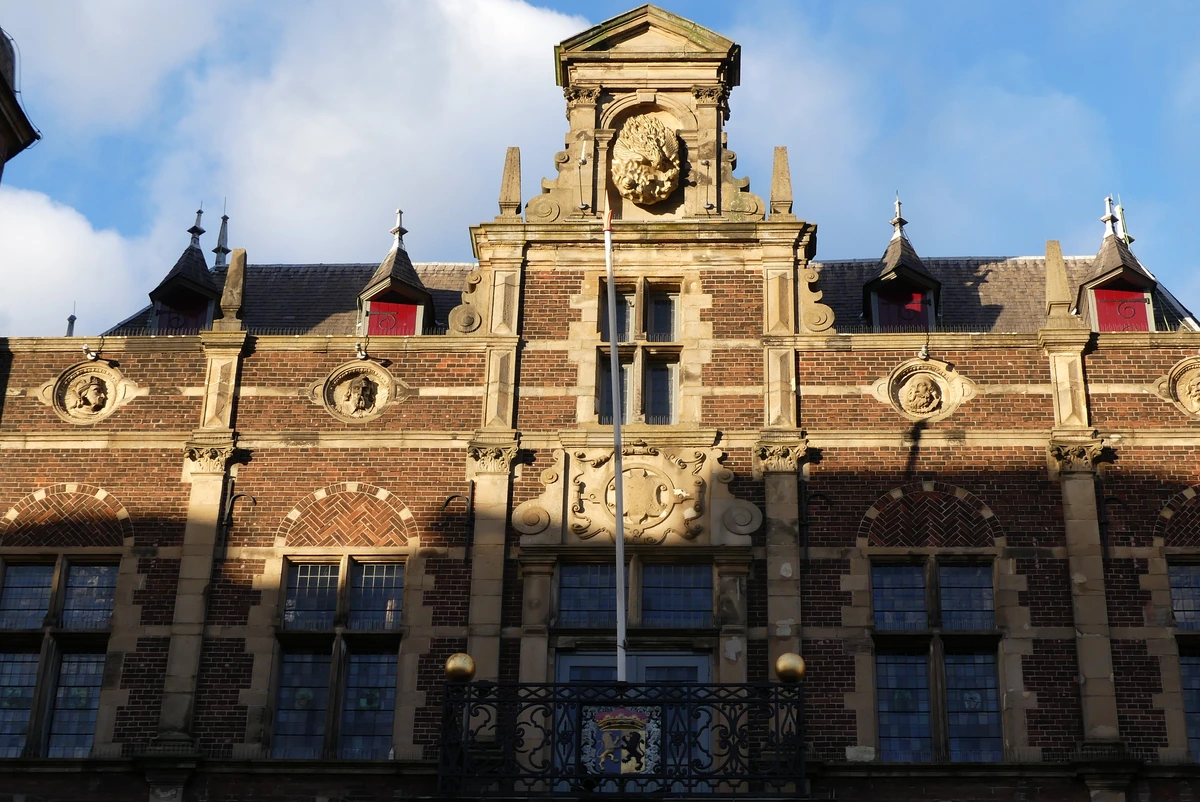 Historische gevel van het stadhuis aan de Markt in Venlo.
