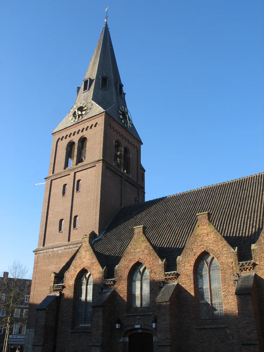 Toren en bakstenen gevel van de Grote Kerk op de Markt in Wageningen