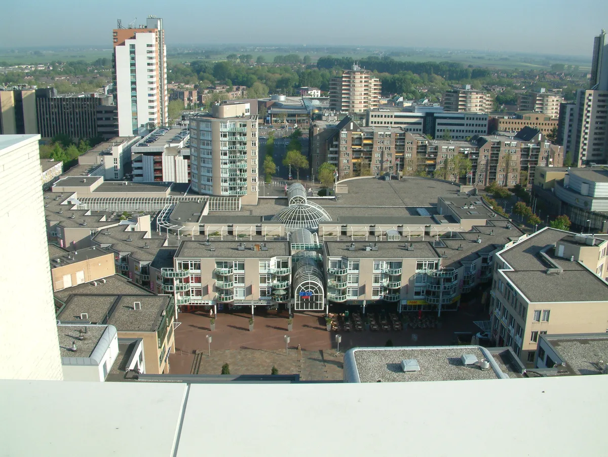 Uitzicht over het Stadhuisplein en de ingang van de Stadshart Passage in Zoetermeer