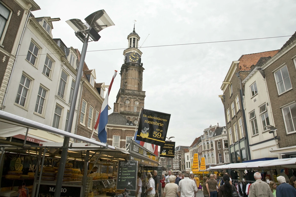 Historische straat in Zutphen met de Wijnhuistoren boven de daken.